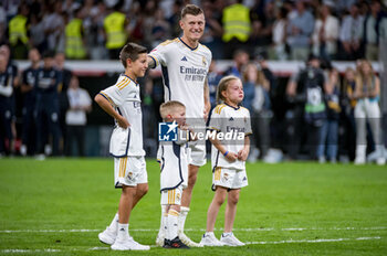 2024-05-25 - Toni Kroos of Real Madrid with his sons seen celebrating by the Real Madrid fans at the end of the La Liga EA Sports 2023/24 football match between Real Madrid vs Real Betis at Estadio Santiago Bernabeu on May 25, 2024 in Madrid, Spain. - REAL MADRID VS REAL BETIS - SPANISH LA LIGA - SOCCER