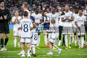 2024-05-25 - Real Madrid players seen celebrating Toni Kroos of Real Madrid at the end of the La Liga EA Sports 2023/24 football match between Real Madrid vs Real Betis at Estadio Santiago Bernabeu on May 25, 2024 in Madrid, Spain. - REAL MADRID VS REAL BETIS - SPANISH LA LIGA - SOCCER