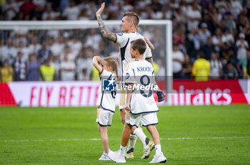 2024-05-25 - Toni Kroos of Real Madrid with his sons seen celebrating by the Real Madrid fans at the end of the La Liga EA Sports 2023/24 football match between Real Madrid vs Real Betis at Estadio Santiago Bernabeu on May 25, 2024 in Madrid, Spain. - REAL MADRID VS REAL BETIS - SPANISH LA LIGA - SOCCER