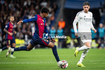 2024-10-26 - Lamine YAMAL of Barcelona and Federico VALVERDE of Real Madrid during the Spanish championship La Liga football match between Real Madrid CF and FC Barcelona on October 26, 2024 at Santiago Bernabeu stadium in Madrid, Spain - FOOTBALL - SPANISH CHAMP - REAL MADRID V FC BARCELONA - SPANISH LA LIGA - SOCCER