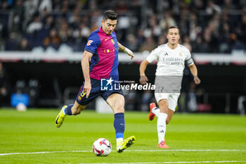 2024-10-26 - Robert Lewandowski of FC Barcelona during the Spanish championship La Liga football match between Real Madrid CF and FC Barcelona on 26 October 2024 at Santiago Bernabeu stadium in Madrid, Spain - FOOTBALL - SPANISH CHAMP - REAL MADRID V FC BARCELONA - SPANISH LA LIGA - SOCCER