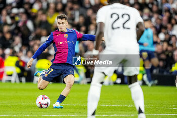 2024-10-26 - Marc Casado of FC Barcelona during the Spanish championship La Liga football match between Real Madrid CF and FC Barcelona on 26 October 2024 at Santiago Bernabeu stadium in Madrid, Spain - FOOTBALL - SPANISH CHAMP - REAL MADRID V FC BARCELONA - SPANISH LA LIGA - SOCCER