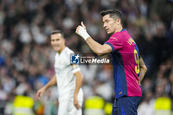 2024-10-26 - Robert Lewandowski of FC Barcelona during the Spanish championship La Liga football match between Real Madrid CF and FC Barcelona on 26 October 2024 at Santiago Bernabeu stadium in Madrid, Spain - FOOTBALL - SPANISH CHAMP - REAL MADRID V FC BARCELONA - SPANISH LA LIGA - SOCCER