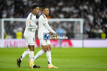 2024-10-26 - Jude Bellingham and Kylian Mbappe of Real Madrid during the Spanish championship La Liga football match between Real Madrid CF and FC Barcelona on 26 October 2024 at Santiago Bernabeu stadium in Madrid, Spain - FOOTBALL - SPANISH CHAMP - REAL MADRID V FC BARCELONA - SPANISH LA LIGA - SOCCER