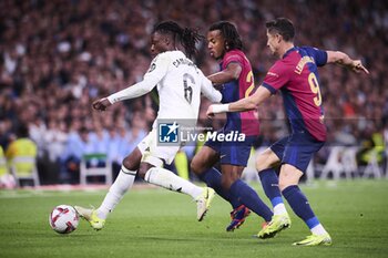 2024-10-26 - Spanish La Liga EA Sports soccer match Real Madrid vs FC Barcelona at Santiago Bernabeu stadium in Madrid, Spain 26 October 2024 Camavinga, Kounde and Lewandowski 900/Cordon Press - LA LIGA: REAL MADRID VS FC BARCELONA - SPANISH LA LIGA - SOCCER