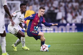 2024-10-26 - Spanish La Liga EA Sports soccer match Real Madrid vs FC Barcelona at Santiago Bernabeu stadium in Madrid, Spain 26 October 2024 Vinicius Jr and Marc Casado 900/Cordon Press - LA LIGA: REAL MADRID VS FC BARCELONA - SPANISH LA LIGA - SOCCER