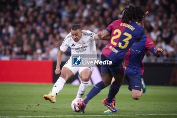 2024-10-26 - Spanish La Liga EA Sports soccer match Real Madrid vs FC Barcelona at Santiago Bernabeu stadium in Madrid, Spain 26 October 2024 Kylian Mbappe and Kounde 900/Cordon Press - LA LIGA: REAL MADRID VS FC BARCELONA - SPANISH LA LIGA - SOCCER