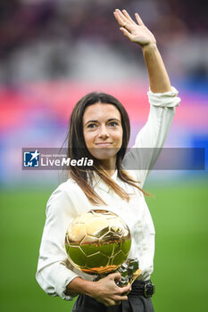 2024-11-03 - Aitana BONMATI of Barcelona is presented to the crowd as she displays her second Ballon d'Or trophy during the Spanish championship La Liga football match between FC Barcelona and RCD Espanyol de Barcelona on 3 November 2024 at Estadi Olimpic Lluis Companys in Barcelona, Spain - FOOTBALL - SPANISH CHAMP - BARCELONA V ESPANYOL - SPANISH LA LIGA - SOCCER