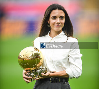 2024-11-03 - Aitana BONMATI of Barcelona is presented to the crowd as she displays her second Ballon d'Or trophy during the Spanish championship La Liga football match between FC Barcelona and RCD Espanyol de Barcelona on 3 November 2024 at Estadi Olimpic Lluis Companys in Barcelona, Spain - FOOTBALL - SPANISH CHAMP - BARCELONA V ESPANYOL - SPANISH LA LIGA - SOCCER