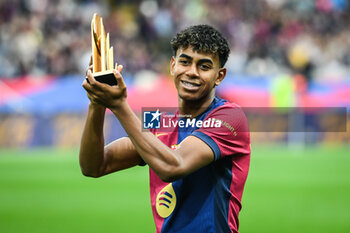 2024-11-03 - Lamine YAMAL of Barcelona presents his 2024 Kopa Trophy during the Spanish championship La Liga football match between FC Barcelona and RCD Espanyol de Barcelona on 3 November 2024 at Estadi Olimpic Lluis Companys in Barcelona, Spain - FOOTBALL - SPANISH CHAMP - BARCELONA V ESPANYOL - SPANISH LA LIGA - SOCCER