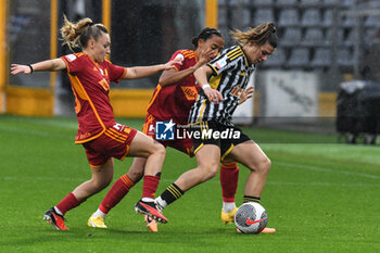 2024-01-07 - Greggi of AS Roma contrast Cantore of Juventus during Women's Italian Supercup match between Juventus Women vs AS Roma Women on 7 January 2023 at the Stadio Giovanni Zini, Cremona - AS ROMA VS JUVENTUS FC - WOMEN SUPERCOPPA - SOCCER