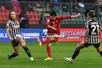 2024-01-07 - Kumagai of AS Roma scores her team's first goal to make the score 1-1 during Women's Italian Supercup match between Juventus Women vs AS Roma Women on 7 January 2023 at the Stadio Giovanni Zini, Cremona - AS ROMA VS JUVENTUS FC - WOMEN SUPERCOPPA - SOCCER