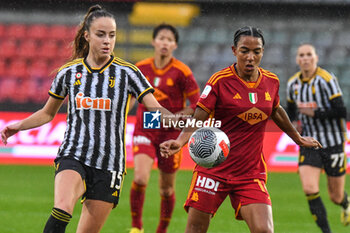 2024-01-07 - Grosso of Juventus and Aigbogun of AS Roma in action during Women's Italian Supercup match between Juventus Women vs AS Roma Women on 7 January 2023 at the Stadio Giovanni Zini, Cremona - AS ROMA VS JUVENTUS FC - WOMEN SUPERCOPPA - SOCCER