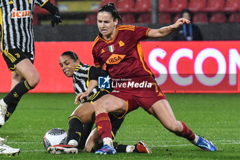 2024-01-07 - Viens of AS Roma contrast Cascarino of Juventus during Women's Italian Supercup match between Juventus Women vs AS Roma Women on 7 January 2023 at the Stadio Giovanni Zini, Cremona - AS ROMA VS JUVENTUS FC - WOMEN SUPERCOPPA - SOCCER