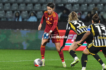 2024-01-07 - Giacinti of AS Roma in action during Women's Italian Supercup match between Juventus Women vs AS Roma Women on 7 January 2023 at the Stadio Giovanni Zini, Cremona - AS ROMA VS JUVENTUS FC - WOMEN SUPERCOPPA - SOCCER