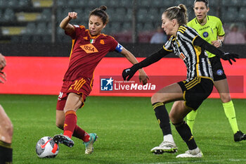2024-01-07 - Giugliano of AS Roma in action during Women's Italian Supercup match between Juventus Women vs AS Roma Women on 7 January 2023 at the Stadio Giovanni Zini, Cremona - AS ROMA VS JUVENTUS FC - WOMEN SUPERCOPPA - SOCCER