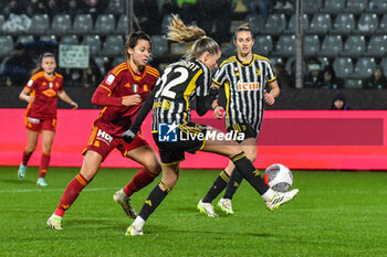 2024-01-07 - Sembrant of Juventus stopped the ball during Women's Italian Supercup match between Juventus Women vs AS Roma Women on 7 January 2023 at the Stadio Giovanni Zini, Cremona - AS ROMA VS JUVENTUS FC - WOMEN SUPERCOPPA - SOCCER