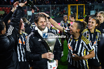 2024-01-07 - Juventus Women celebrate the victory together with their coach Joe Montemurro - AS ROMA VS JUVENTUS FC - WOMEN SUPERCOPPA - SOCCER