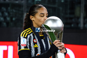 2024-01-07 - Estelle Cascarino (Juventus Women) celebrate the victory of the Italian Super Cup - AS ROMA VS JUVENTUS FC - WOMEN SUPERCOPPA - SOCCER