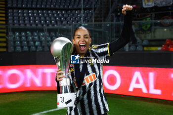 2024-01-07 - Estelle Cascarino (Juventus Women) celebrate the victory of the Italian Super Cup - AS ROMA VS JUVENTUS FC - WOMEN SUPERCOPPA - SOCCER
