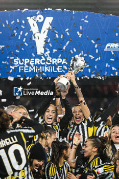 2024-01-07 - Juventus Women celebrate the victory of the Italian Super Cup - AS ROMA VS JUVENTUS FC - WOMEN SUPERCOPPA - SOCCER