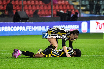 2024-01-07 - Julia Grosso (Juventus Women) and Lineth Beerensteyn (Juventus Women) celebrate the victory of the Italian Super Cup - AS ROMA VS JUVENTUS FC - WOMEN SUPERCOPPA - SOCCER
