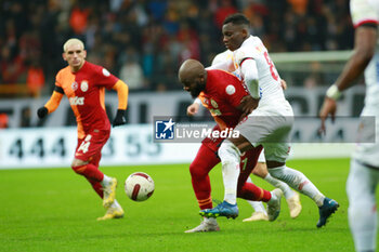 2024-01-15 - Ndombele tackle with Ackha during Galatasaray Kayserispor at the Rams Park in Istanbul, Turkey 15-01-2024 - GALATASARAY VS KAYSERISPOR - TURKISH SUPER LEAGUE - SOCCER