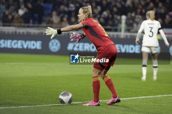 2024-02-23 - Germany goalkeeper Merle Frohms during the UEFA Women's Nations League, Semi-final football match between France and Germany on February 23, 2024 at Groupama Stadium in Decines-Charpieu near Lyon, France - FOOTBALL - WOMEN'S NATIONS LEAGUE - FRANCE V GERMANY - UEFA NATIONS LEAGUE - SOCCER