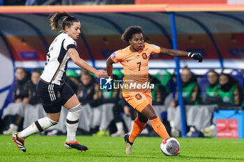 2024-02-28 - Lena Oberdorf of Germany battle for possession with Lineth Beerensteyn of the Netherlands during the UEFA Women's Nations League, third place football match between Netherlands and Germany on February 28, 2024 at Abe Lenstra Stadion in Heerenveen, Netherlands - FOOTBALL - WOMEN'S NATIONS LEAGUE - 3RD PLACE - NETHERLANDS V GERMANY - UEFA NATIONS LEAGUE - SOCCER