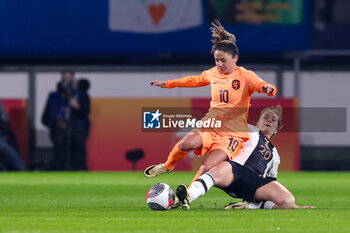2024-02-28 - Danielle van de Donk of the Netherlands battle for possession with Sjoeke Nusken of Germany during the UEFA Women's Nations League, third place football match between Netherlands and Germany on February 28, 2024 at Abe Lenstra Stadion in Heerenveen, Netherlands - FOOTBALL - WOMEN'S NATIONS LEAGUE - 3RD PLACE - NETHERLANDS V GERMANY - UEFA NATIONS LEAGUE - SOCCER