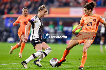 2024-02-28 - Giulia Gwinn of Germany battle for possession with Dominique Janssen of the Netherlands during the UEFA Women's Nations League, third place football match between Netherlands and Germany on February 28, 2024 at Abe Lenstra Stadion in Heerenveen, Netherlands - FOOTBALL - WOMEN'S NATIONS LEAGUE - 3RD PLACE - NETHERLANDS V GERMANY - UEFA NATIONS LEAGUE - SOCCER