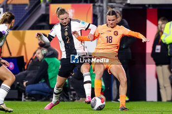 2024-02-28 - Sarai Linder of Germany battle for possession with Kerstin Casparij of the Netherlands during the UEFA Women's Nations League, third place football match between Netherlands and Germany on February 28, 2024 at Abe Lenstra Stadion in Heerenveen, Netherlands - FOOTBALL - WOMEN'S NATIONS LEAGUE - 3RD PLACE - NETHERLANDS V GERMANY - UEFA NATIONS LEAGUE - SOCCER