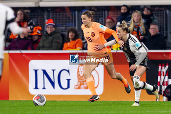 2024-02-28 - Kerstin Casparij of the Netherlands battle for possession with Giulia Gwinn of Germany during the UEFA Women's Nations League, third place football match between Netherlands and Germany on February 28, 2024 at Abe Lenstra Stadion in Heerenveen, Netherlands - FOOTBALL - WOMEN'S NATIONS LEAGUE - 3RD PLACE - NETHERLANDS V GERMANY - UEFA NATIONS LEAGUE - SOCCER