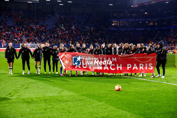 2024-02-28 - Team Germany celebrating their sides win, walking with banner with text #wirimteam auf nach paris in reference to have qualified for the olympic games in paris 2024 during the UEFA Women's Nations League, third place football match between Netherlands and Germany on February 28, 2024 at Abe Lenstra Stadion in Heerenveen, Netherlands - FOOTBALL - WOMEN'S NATIONS LEAGUE - 3RD PLACE - NETHERLANDS V GERMANY - UEFA NATIONS LEAGUE - SOCCER