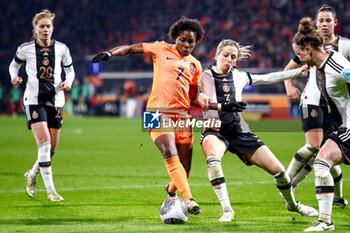 2024-02-28 - Lineth Beerensteyn of the Netherlands battle for possession with Kathrin Hendrich of Germany during the UEFA Women's Nations League, third place football match between Netherlands and Germany on February 28, 2024 at Abe Lenstra Stadion in Heerenveen, Netherlands - FOOTBALL - WOMEN'S NATIONS LEAGUE - 3RD PLACE - NETHERLANDS V GERMANY - UEFA NATIONS LEAGUE - SOCCER