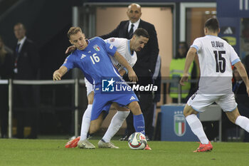 2024-10-14 - Davide Frattesi of Italy competes for the ball during Italy vs Israel, matchday 4 of League A of Uefa Nations League 2025, game at Bluenergy stadium - stadio Friuli in Udine (UD), Italy, on October 14, 2024. - ITALY VS ISRAEL - UEFA NATIONS LEAGUE - SOCCER