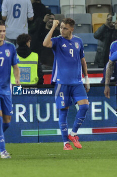 2024-10-14 - Matteo Retegui of Italy celebrates after scoring goal on penalty during Italy vs Israel, matchday 4 of League A of Uefa Nations League 2025, game at Bluenergy stadium - stadio Friuli in Udine (UD), Italy, on October 14, 2024. - ITALY VS ISRAEL - UEFA NATIONS LEAGUE - SOCCER