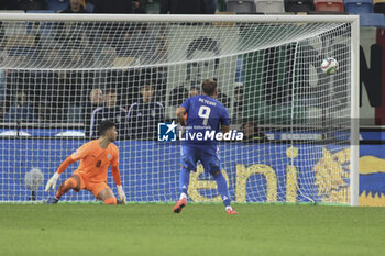 2024-10-14 - Matteo Retegui of Italy scores a goal on penalty during Italy vs Israel, matchday 4 of League A of Uefa Nations League 2025, game at Bluenergy stadium - stadio Friuli in Udine (UD), Italy, on October 14, 2024. - ITALY VS ISRAEL - UEFA NATIONS LEAGUE - SOCCER