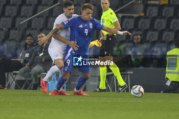 2024-10-14 - Matteo Retegui of Italy battle for the ball during Italy vs Israel, matchday 4 of League A of Uefa Nations League 2025, game at Bluenergy stadium - stadio Friuli in Udine (UD), Italy, on October 14, 2024. - ITALY VS ISRAEL - UEFA NATIONS LEAGUE - SOCCER