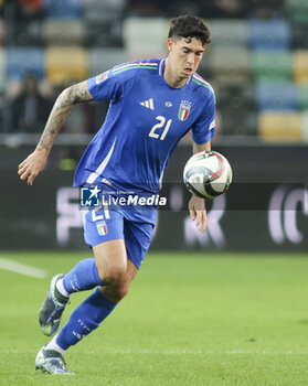 2024-10-14 - Alessandro Bastoni of Italy play the ball during Italy vs Israel, matchday 4 of League A of Uefa Nations League 2025, game at Bluenergy stadium - stadio Friuli in Udine (UD), Italy, on October 14, 2024. - ITALY VS ISRAEL - UEFA NATIONS LEAGUE - SOCCER