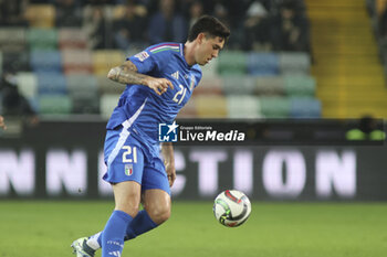 2024-10-14 - Alessandro Bastoni of Italy play the ball during Italy vs Israel, matchday 4 of League A of Uefa Nations League 2025, game at Bluenergy stadium - stadio Friuli in Udine (UD), Italy, on October 14, 2024. - ITALY VS ISRAEL - UEFA NATIONS LEAGUE - SOCCER