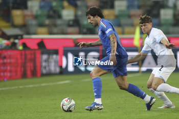 2024-10-14 - Sandro Tonali of Italy competes for the ball with Ilay Feingold of Israel during Italy vs Israel, matchday 4 of League A of Uefa Nations League 2025, game at Bluenergy stadium - stadio Friuli in Udine (UD), Italy, on October 14, 2024. - ITALY VS ISRAEL - UEFA NATIONS LEAGUE - SOCCER