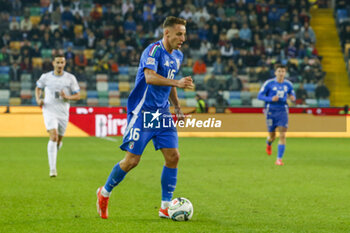 2024-10-14 - Davide Frattesi of Italy play the ball during Italy vs Israel, matchday 4 of League A of Uefa Nations League 2025, game at Bluenergy stadium - stadio Friuli in Udine (UD), Italy, on October 14, 2024. - ITALY VS ISRAEL - UEFA NATIONS LEAGUE - SOCCER