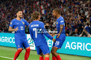 2024-09-06 - Bradley Barcola of France celebrates after scoring a goal with teammates - FRANCE VS ITALY - UEFA NATIONS LEAGUE - SOCCER