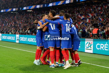 2024-09-06 - Bradley Barcola of France celebrates after scoring a goal with teammates - FRANCE VS ITALY - UEFA NATIONS LEAGUE - SOCCER