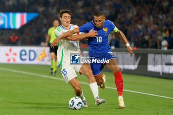 2024-09-06 - Kylian Mbappe of France in action against Andrea Cambiaso of Italy - FRANCE VS ITALY - UEFA NATIONS LEAGUE - SOCCER