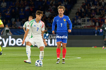 2024-09-06 - Samuele Ricci of Italy and Antoine Griezmann of France - FRANCE VS ITALY - UEFA NATIONS LEAGUE - SOCCER