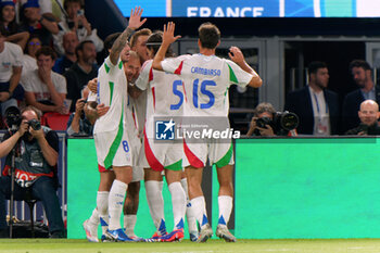 2024-09-06 - Federico Dimarco of Italy celebrates after scoring a goal with teammates - FRANCE VS ITALY - UEFA NATIONS LEAGUE - SOCCER