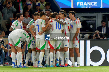 2024-09-06 - Federico Dimarco of Italy celebrates after scoring a goal with teammates - FRANCE VS ITALY - UEFA NATIONS LEAGUE - SOCCER