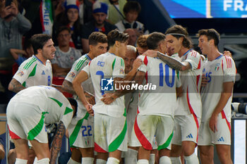 2024-09-06 - Federico Dimarco of Italy celebrates after scoring a goal with teammates - FRANCE VS ITALY - UEFA NATIONS LEAGUE - SOCCER